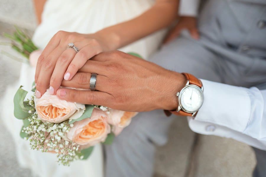 Manos de la pareja con sus anillos